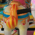 Vrolijke de Kinderen van de de Arcademachine van Pretparkjonge geitjes gaan om Kleine Carrousel