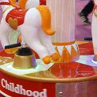 Het draaiende Muntstuk stelde Carrouselrit, de Kleurrijke Machines van Arcadespelen in werking