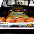 Binnen van het de Arcadespel van het Vermaak Elektronisch Basketbal In werking gesteld de Machinemuntstuk
