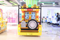 2 spelerjonge geitjes die Arcade Game Machine For Shopping-Wandelgalerij drijven