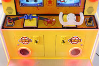 2 spelerjonge geitjes die Arcade Game Machine For Shopping-Wandelgalerij drijven