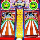 Kinderen die de Afkoop Arcade Machines werpen van het Loterijkaartje